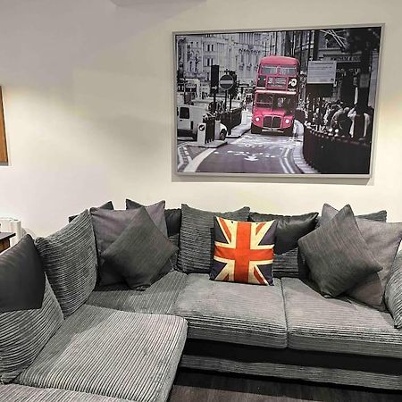 Stunning Flat With Parking Free Near Sutton Station Leilighet Cheam Eksteriør bilde