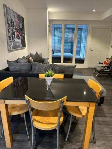 Stunning Flat With Parking Free Near Sutton Station Leilighet Cheam Eksteriør bilde