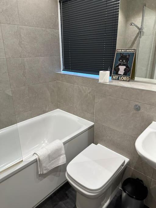 Stunning Flat With Parking Free Near Sutton Station Leilighet Cheam Eksteriør bilde
