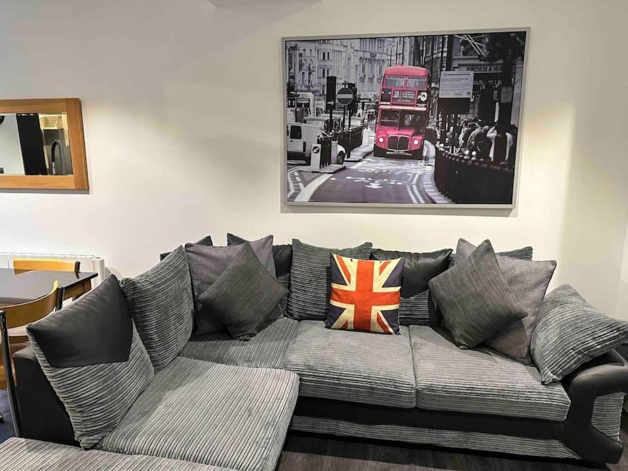 Stunning Flat With Parking Free Near Sutton Station Leilighet Cheam Eksteriør bilde