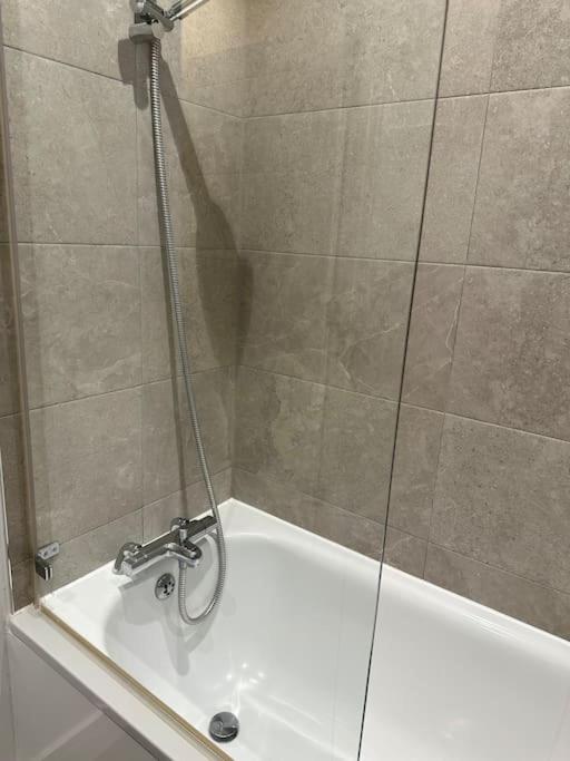 Stunning Flat With Parking Free Near Sutton Station Leilighet Cheam Eksteriør bilde