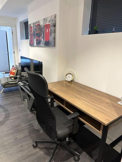 Stunning Flat With Parking Free Near Sutton Station Leilighet Cheam Eksteriør bilde