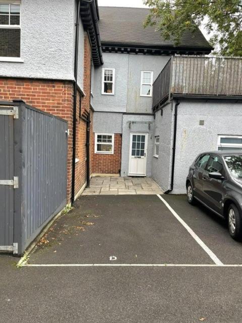 Stunning Flat With Parking Free Near Sutton Station Leilighet Cheam Eksteriør bilde