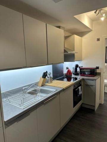 Stunning Flat With Parking Free Near Sutton Station Leilighet Cheam Eksteriør bilde