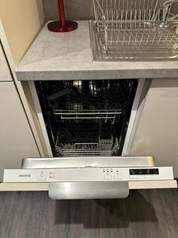 Stunning Flat With Parking Free Near Sutton Station Leilighet Cheam Eksteriør bilde